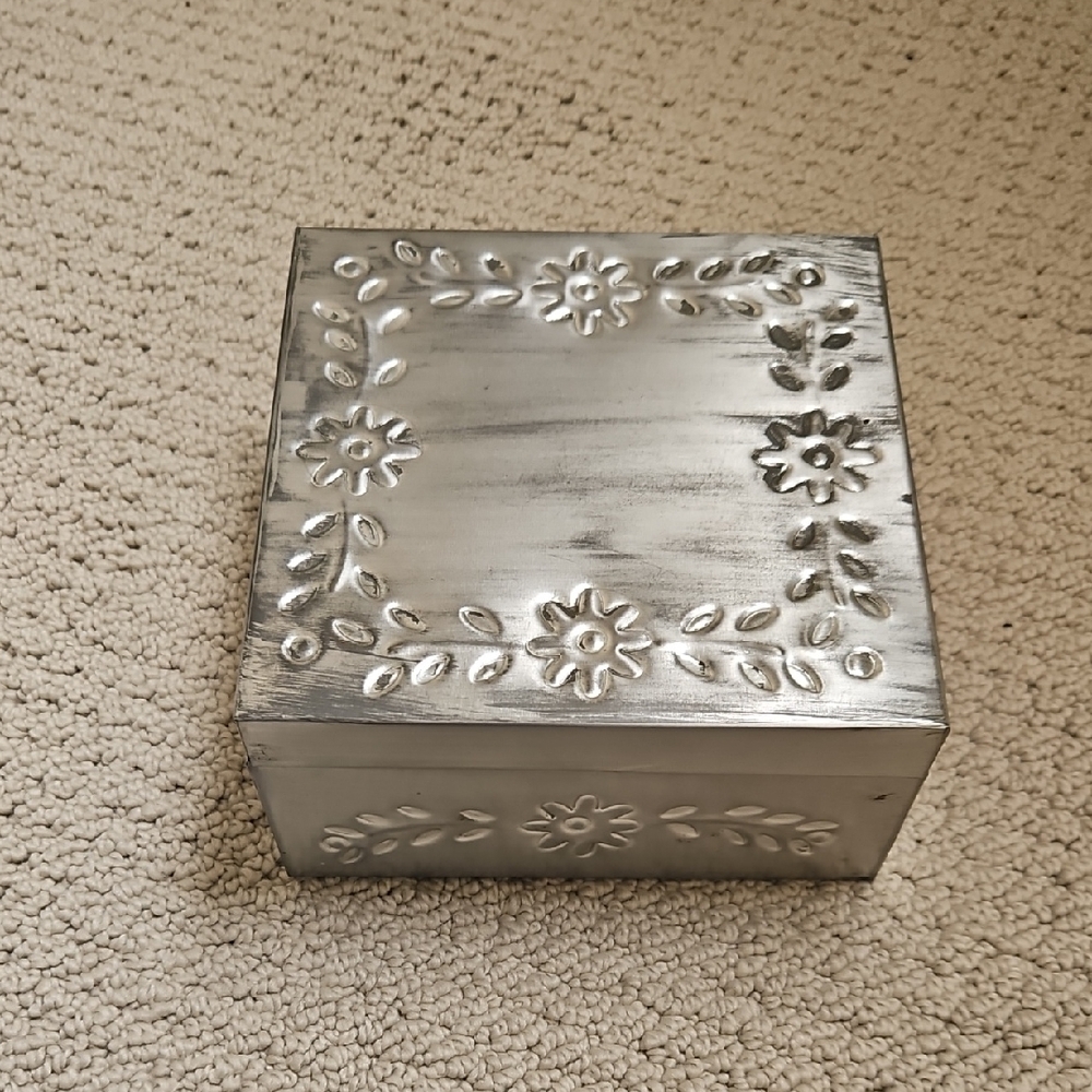 Decoractive Silver Tin Floral Accent Box